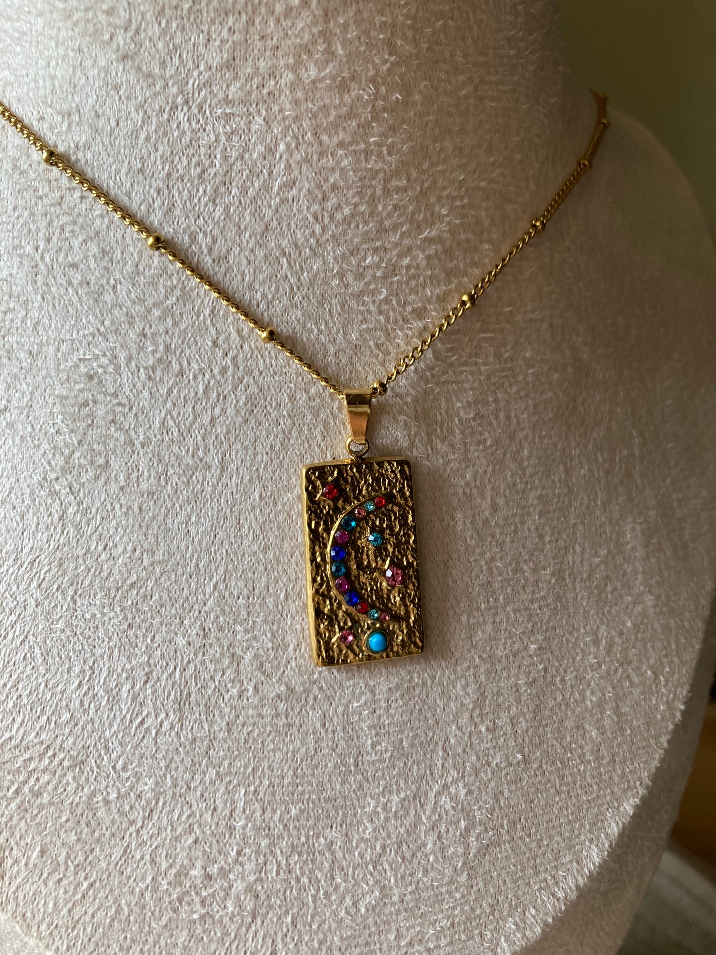 Collana in acciaio con un pendente