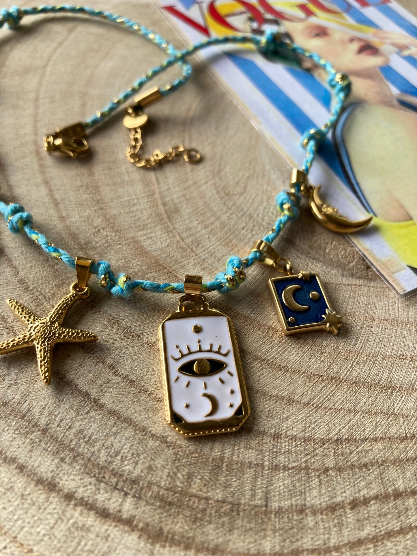 Collanina Kora con cordino azzurro 5 pendenti