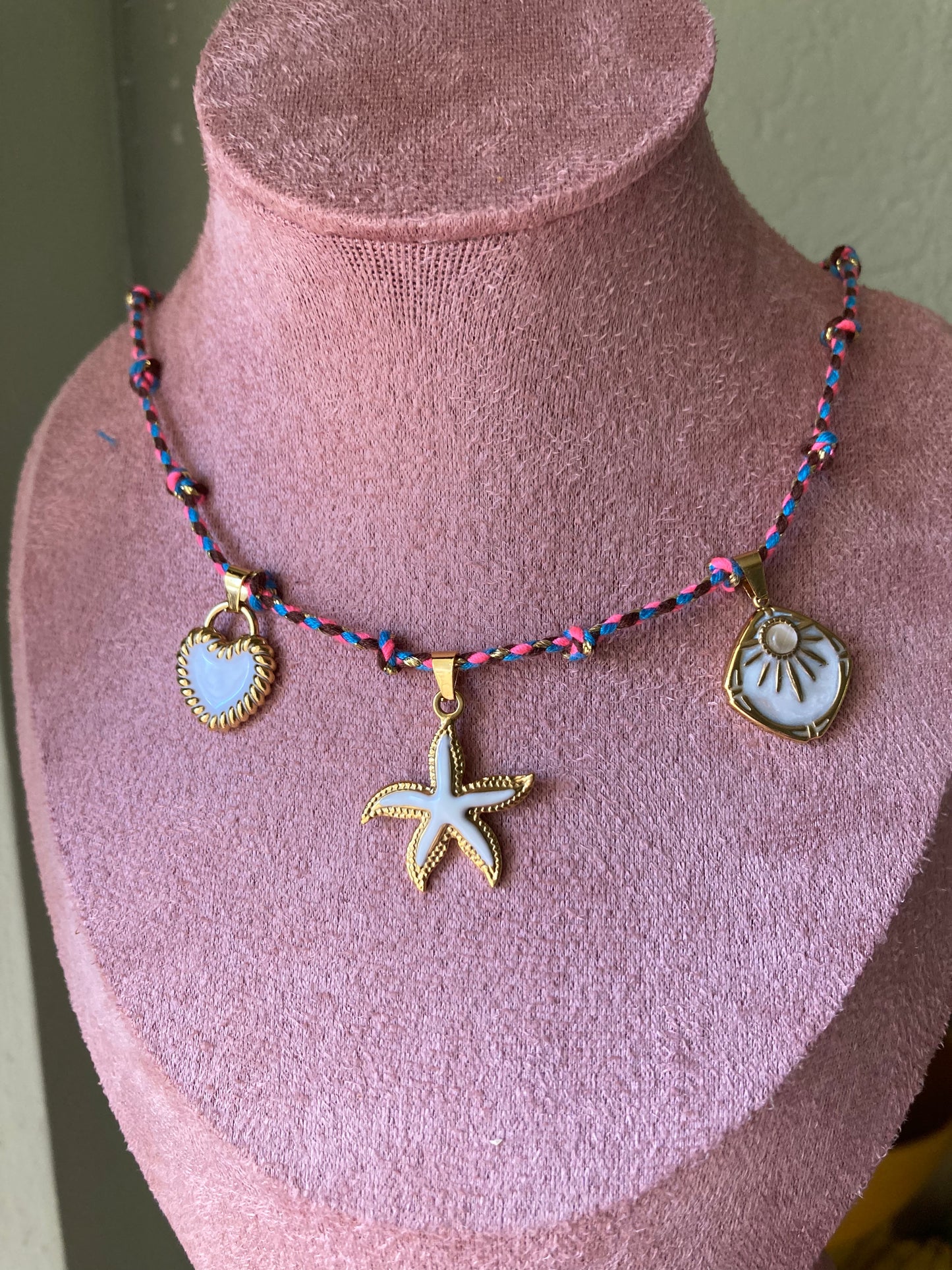 Collanina Kora cordino fuxia 3 pendenti