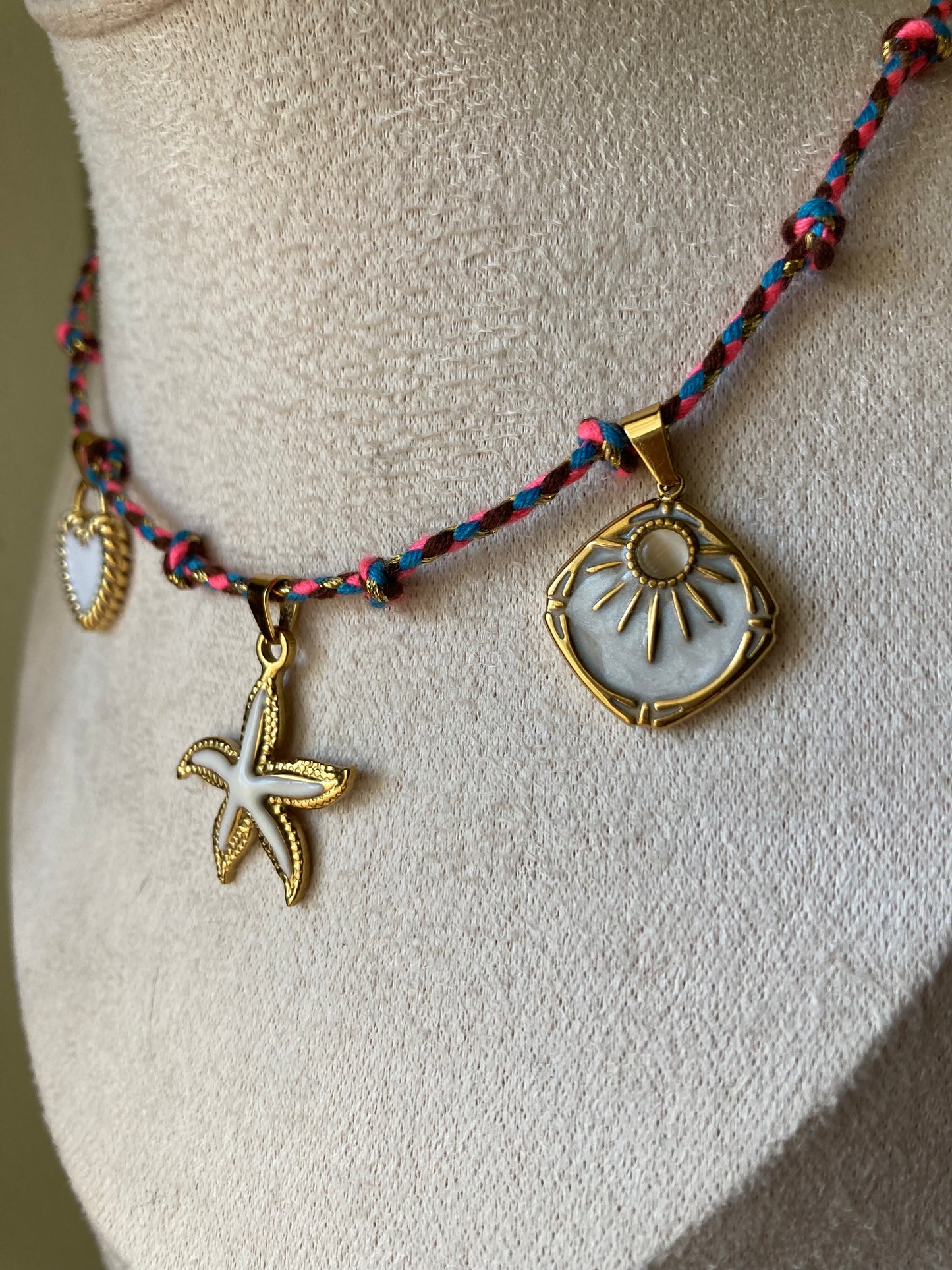 Collanina Kora cordino fuxia 3 pendenti