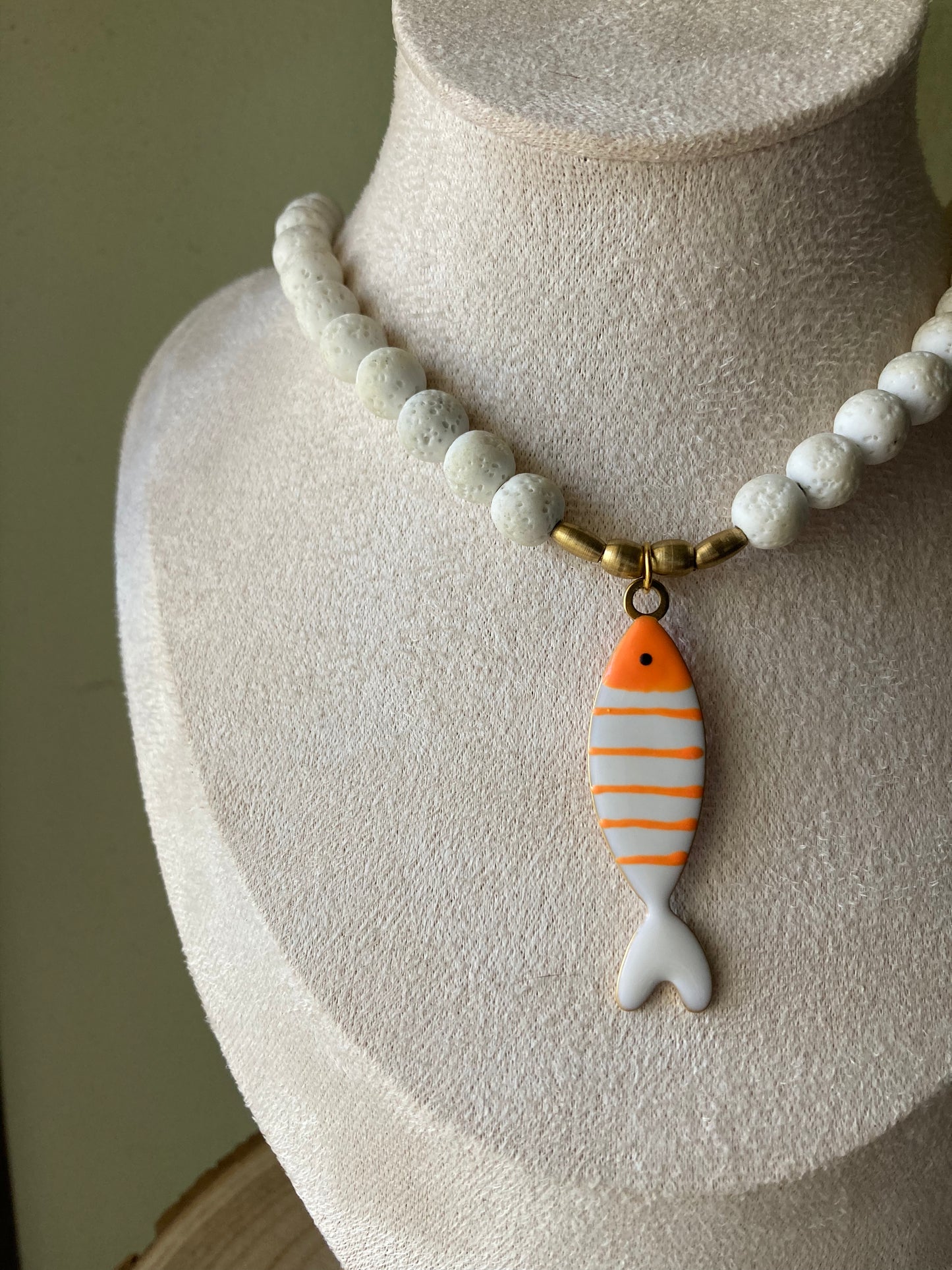 Collana Pietra Lavica Bianca Pendente Pesce Acciaio Arancio