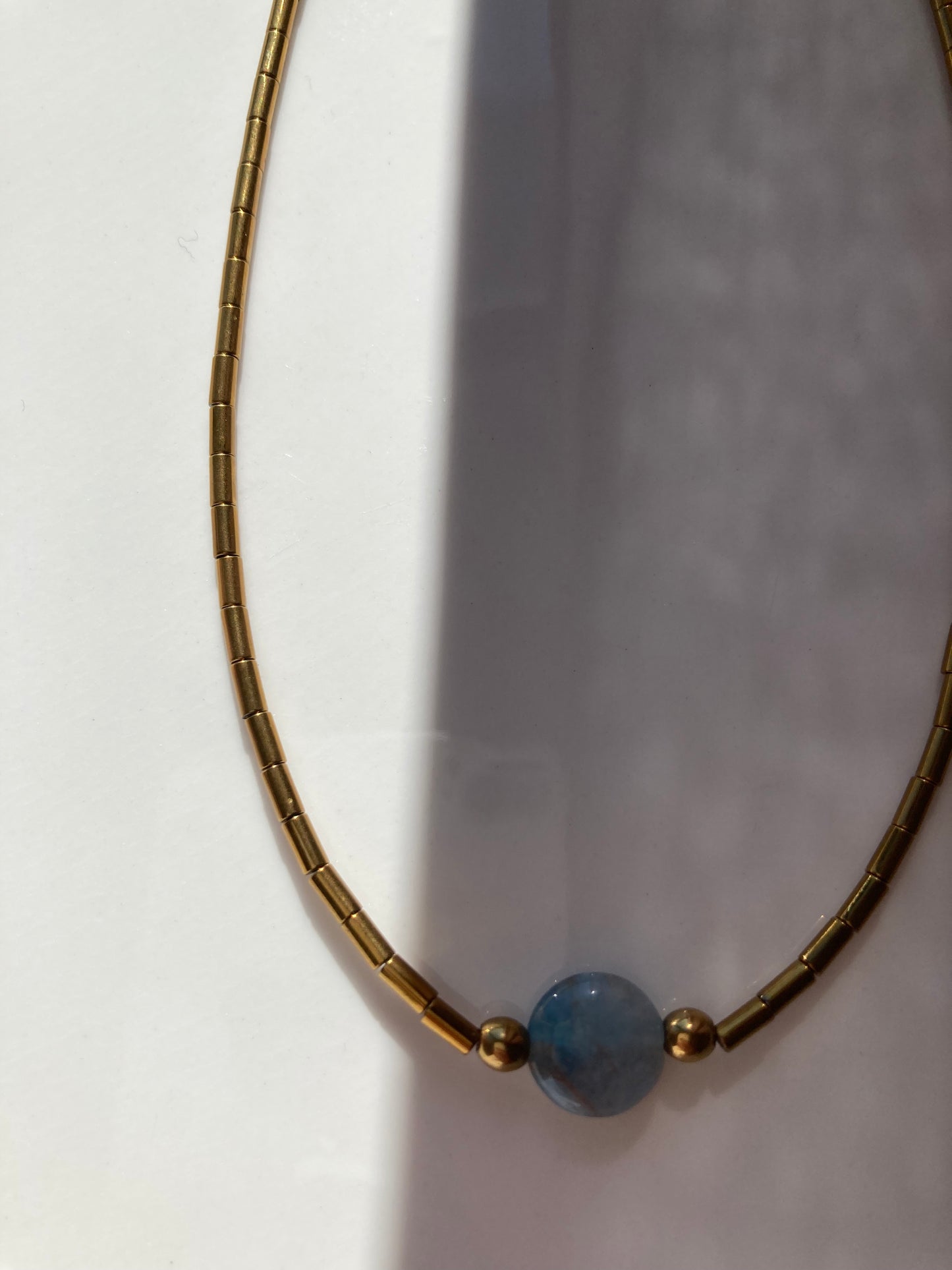 Girocollo Choker Ematite Dorata con Pietra Angelite Centrale