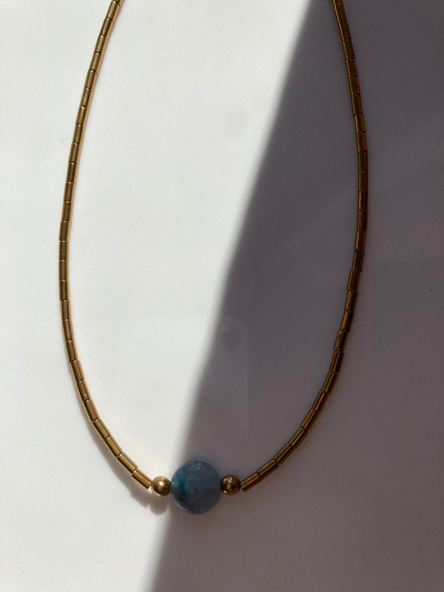 Girocollo Choker Ematite Dorata con Pietra Angelite Centrale