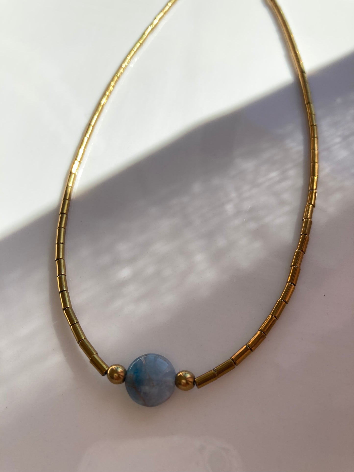 Girocollo Choker Ematite Dorata con Pietra Angelite Centrale