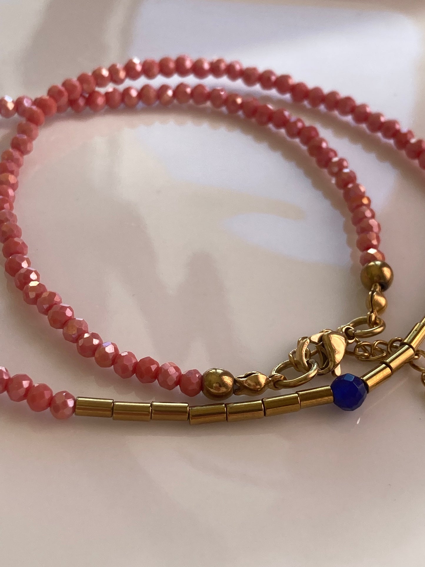 Collana Girocollo Cristallini Corallo, Ematite Dorata, Pietra Blu Centrale