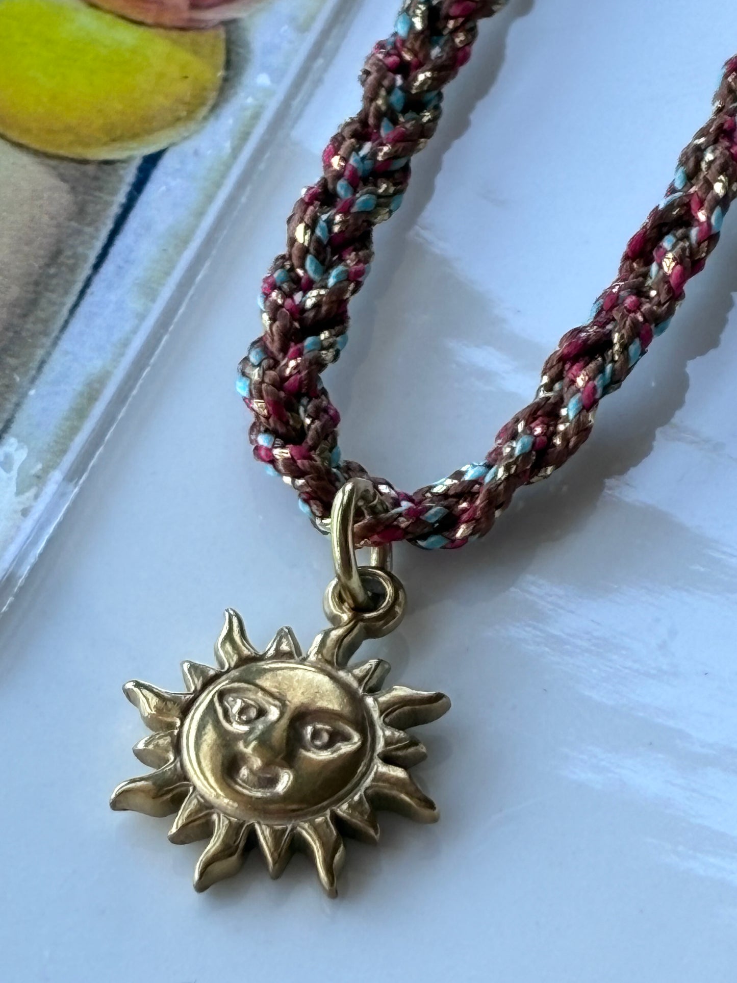 Girocollo Cordino Tre Fili con Ciondolo in Acciaio, Colorazione Cinque