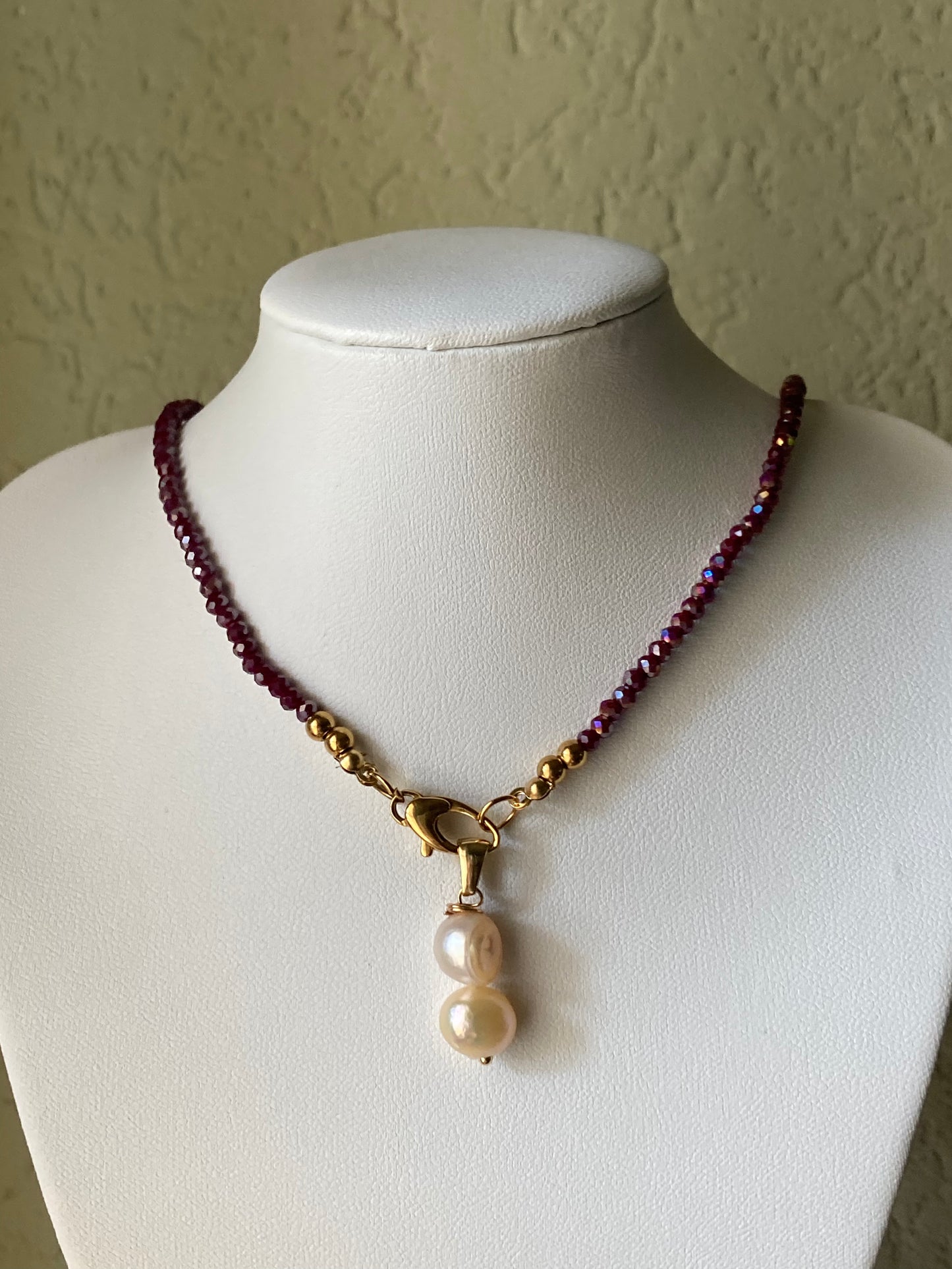 Collana Cristalli Borgogna con Chiusura Frontale e Doppia Perla di Fiume