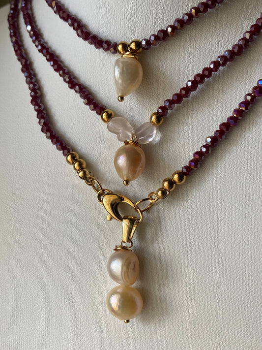 Collana Cristalli Borgogna con Chiusura Frontale e Doppia Perla di Fiume