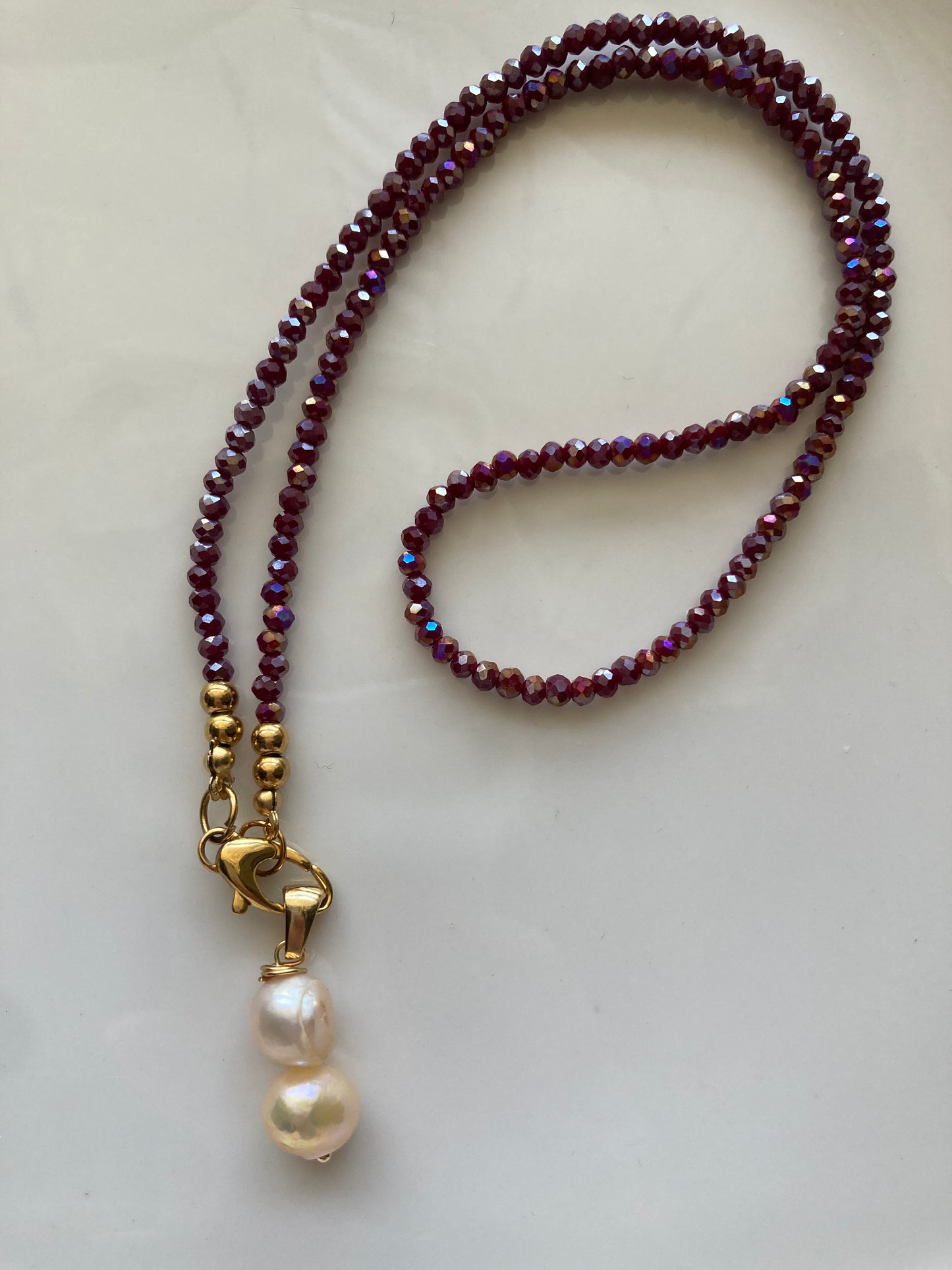 Collana Cristalli Borgogna con Chiusura Frontale e Doppia Perla di Fiume