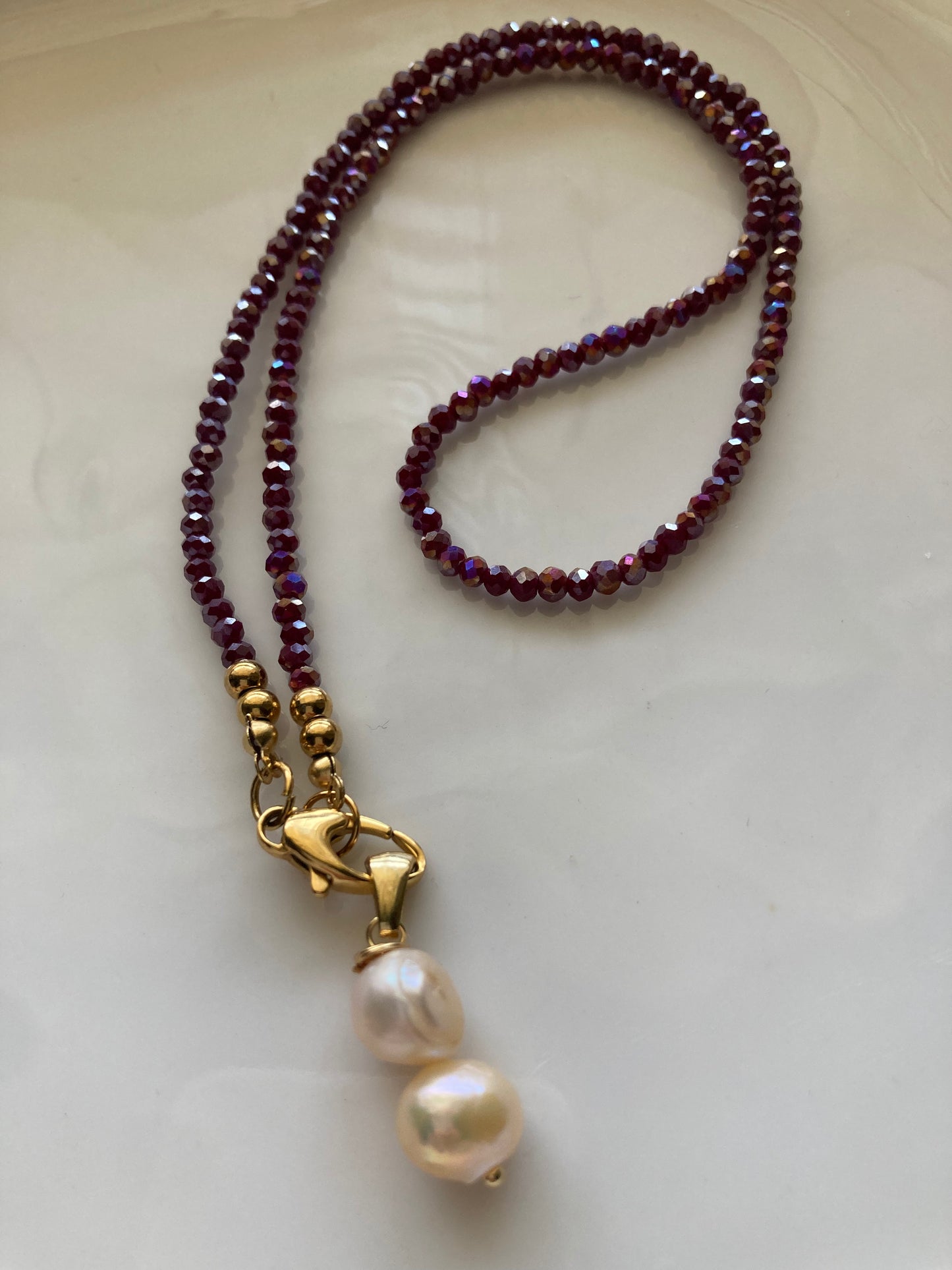 Collana Cristalli Borgogna con Chiusura Frontale e Doppia Perla di Fiume