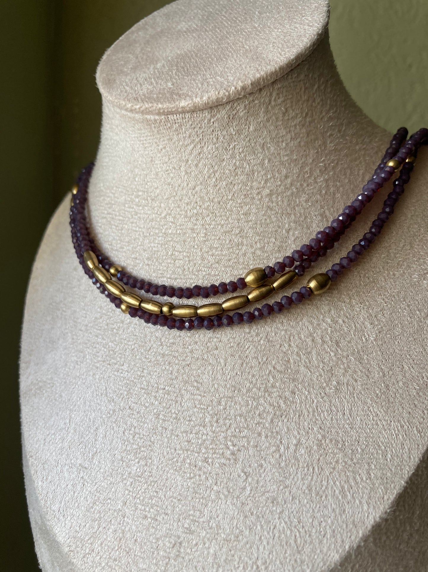 Girocollo 3 Fili Con Cristalli e Pepite Ottone