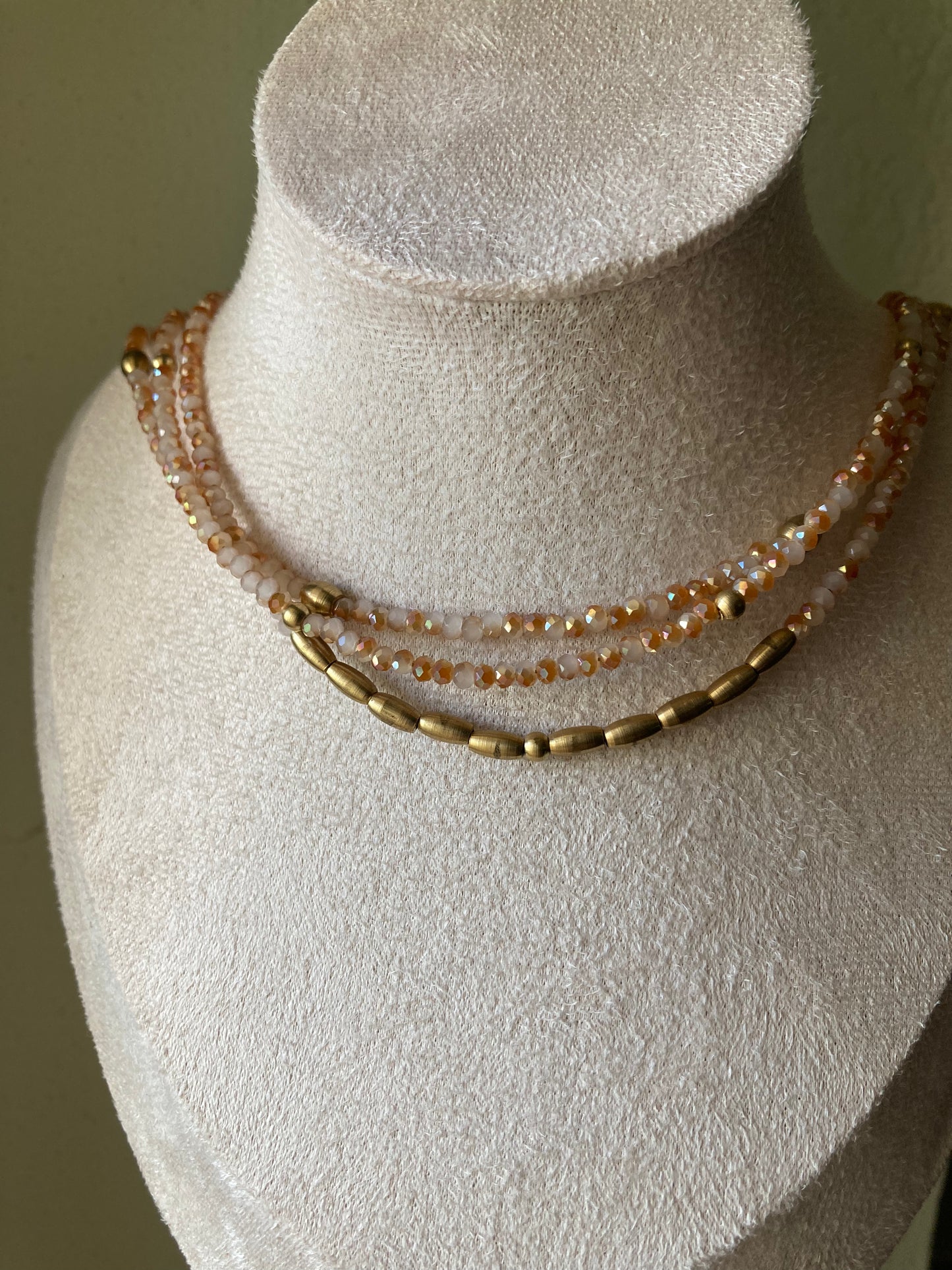 Girocollo 3 Fili Con Cristalli e Pepite Ottone