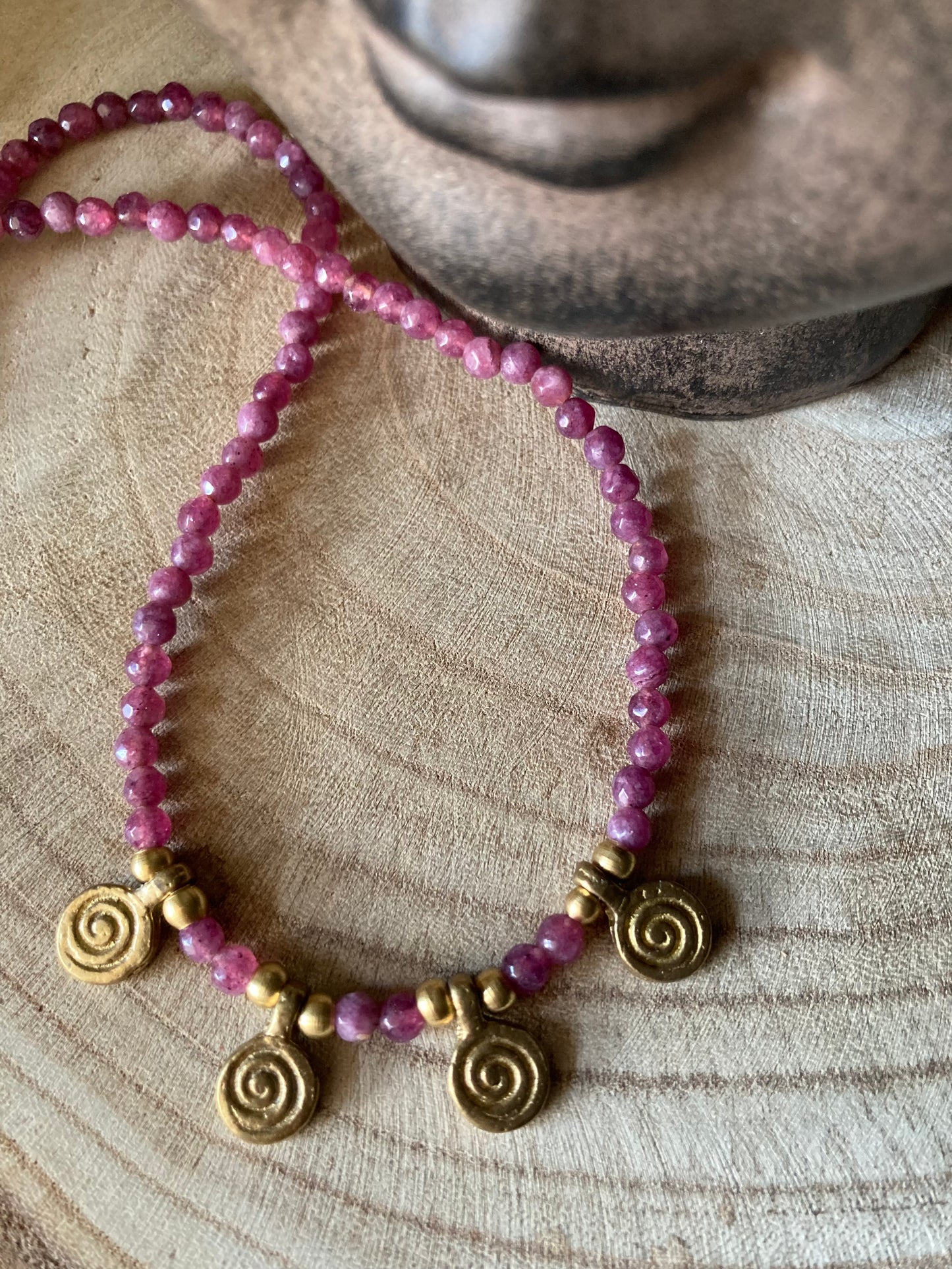 Collana Etnica con Pietre di Agata Viola e Pendenti in Ottone