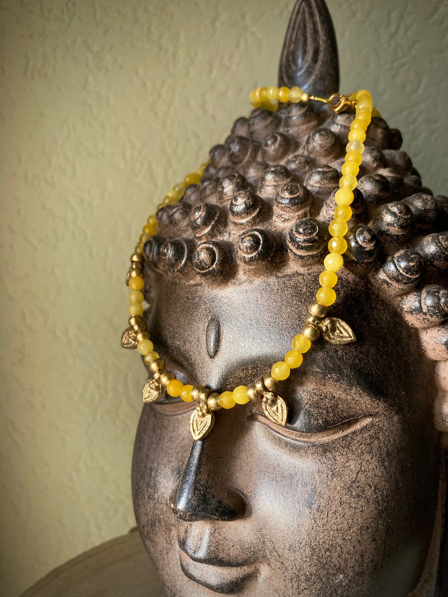 Collana Etnica con Pietre di Agata Gialla e Pendenti in Ottone