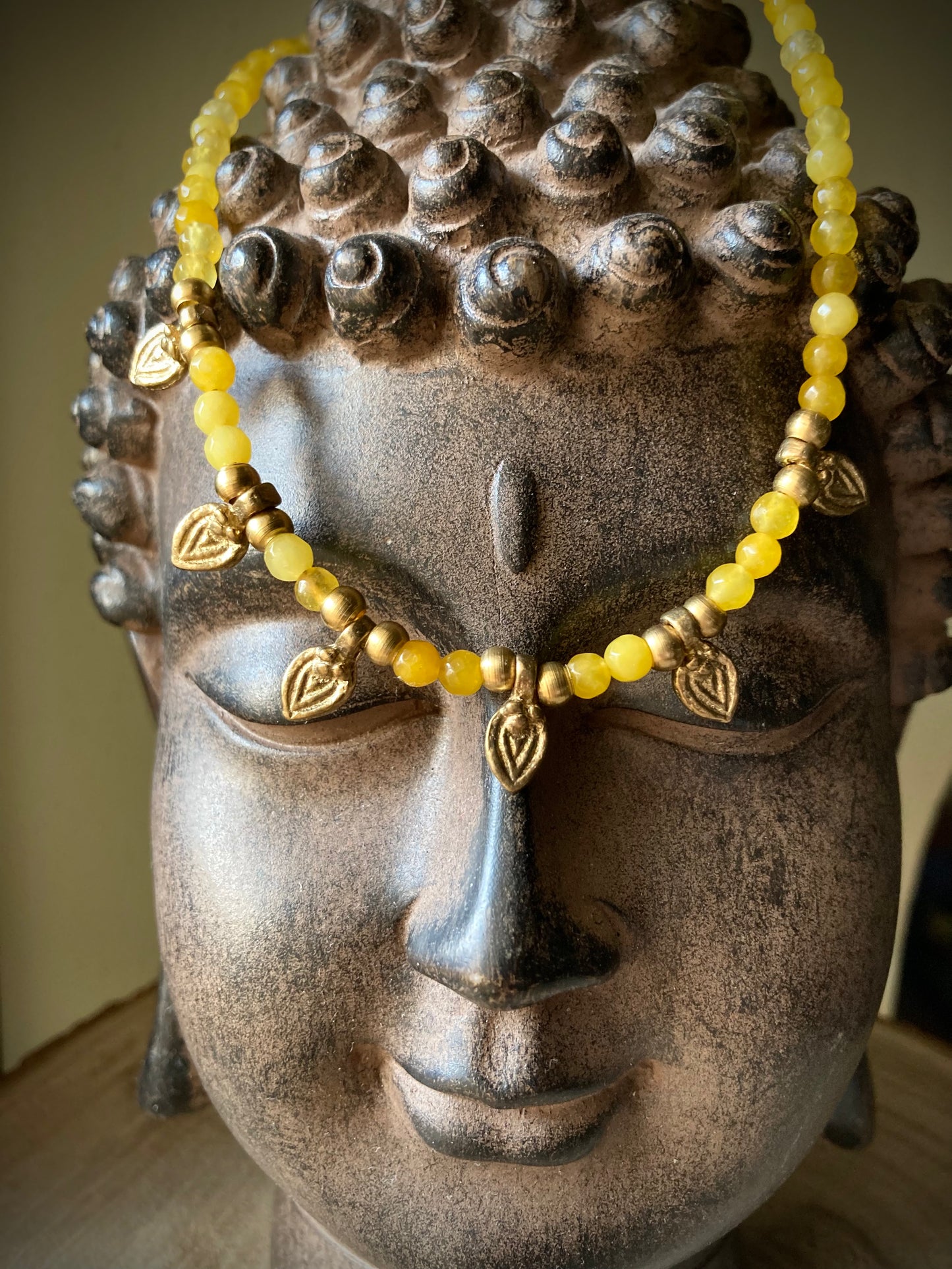 Collana Etnica con Pietre di Agata Gialla e Pendenti in Ottone