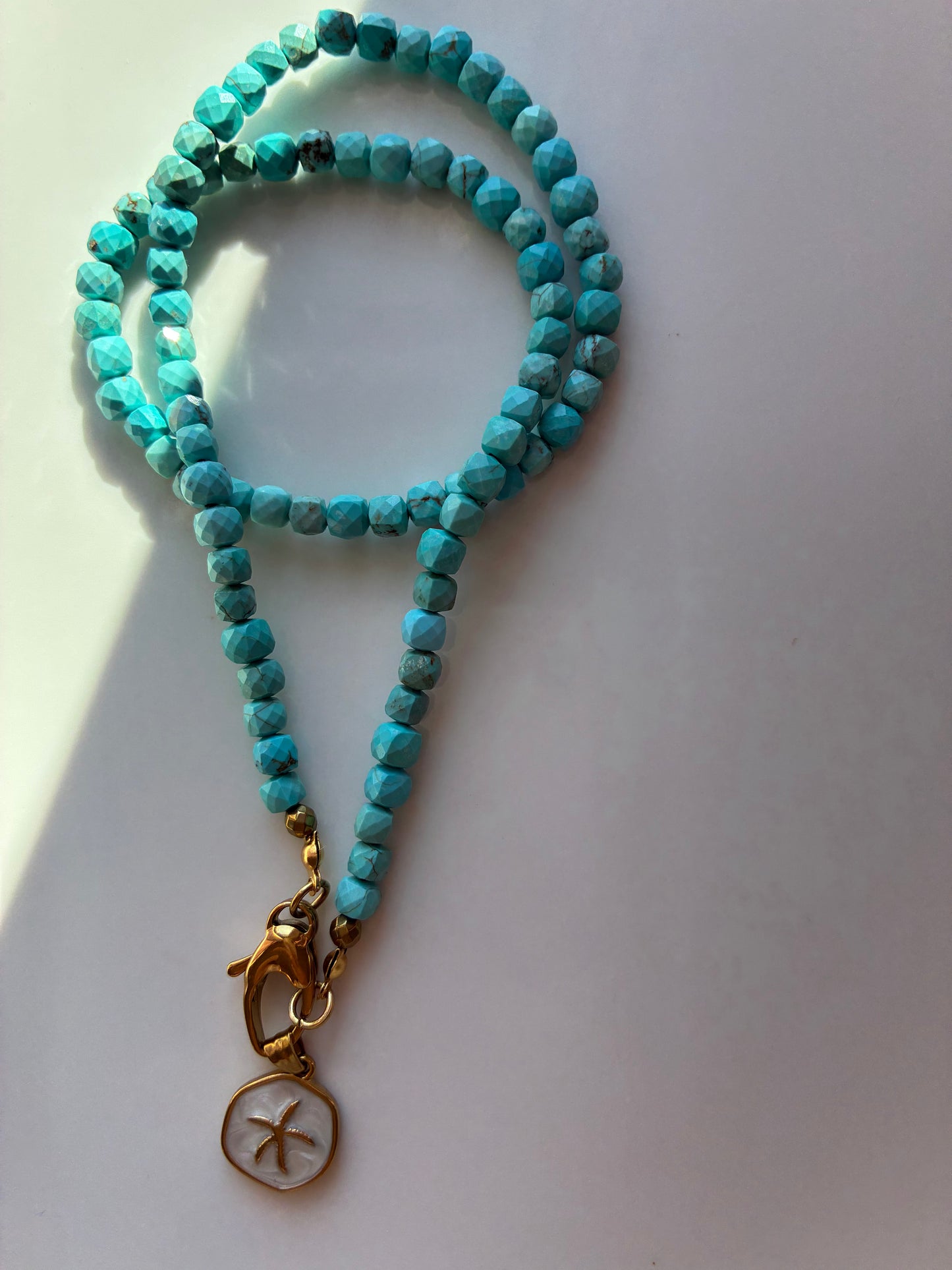 Collana Girocollo Pasta di Turchese Sfaccettata con Pendente in Acciaio