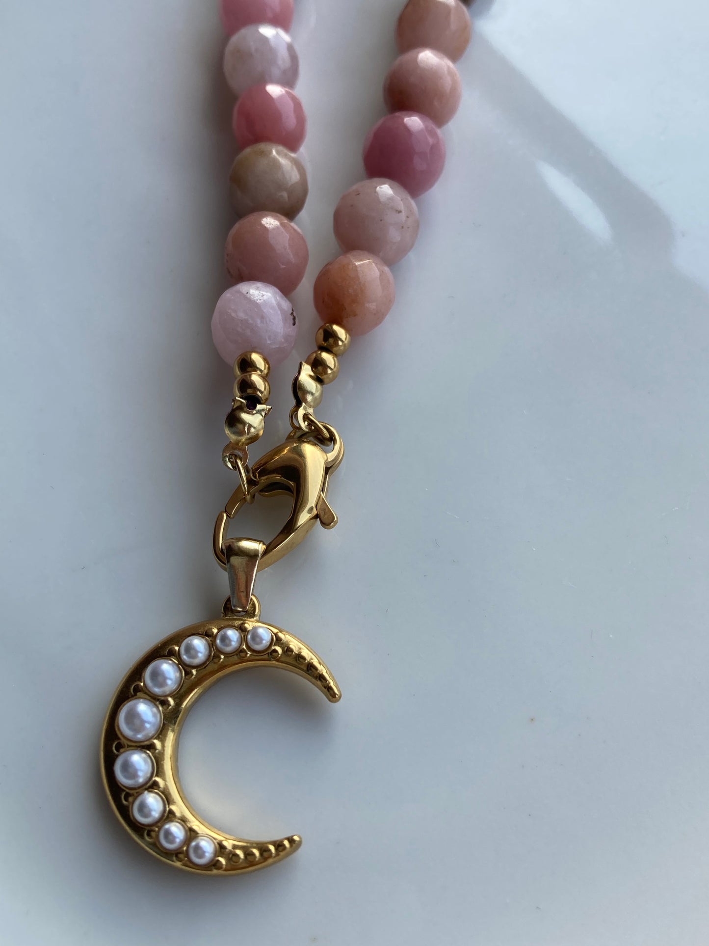 Collana Girocollo con Pietre Dure e Pendente Luna in Acciaio