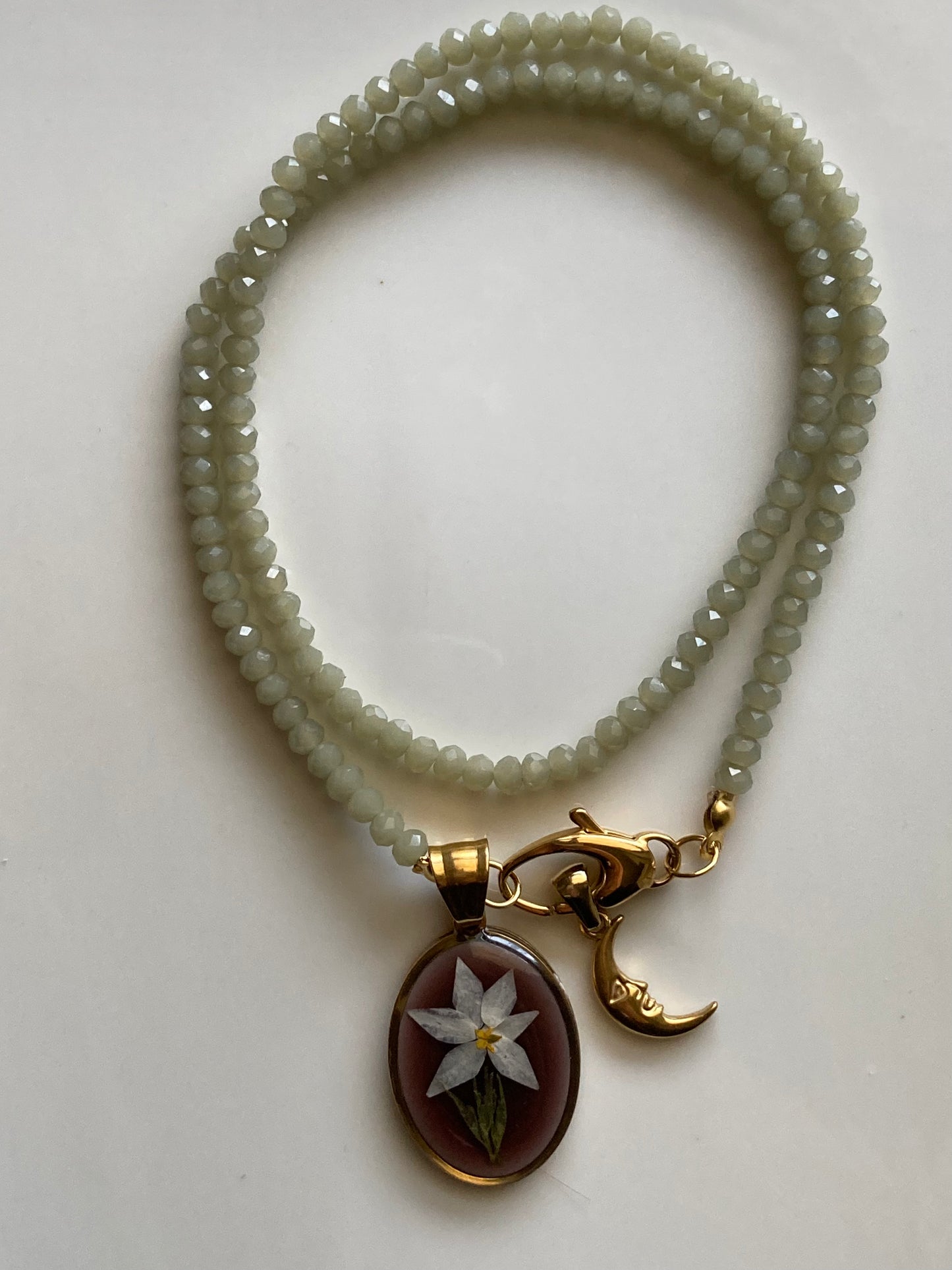 Collana Cristallini Color Salvia con Pendente Giglio e Pendente Luna