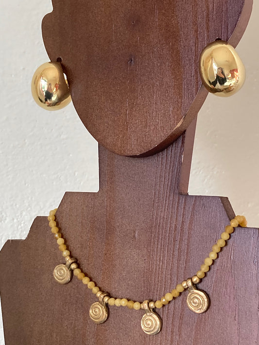 Collana in Stile Etnico con Pietre Sfaccettate e Pendenti in Ottone Naturale