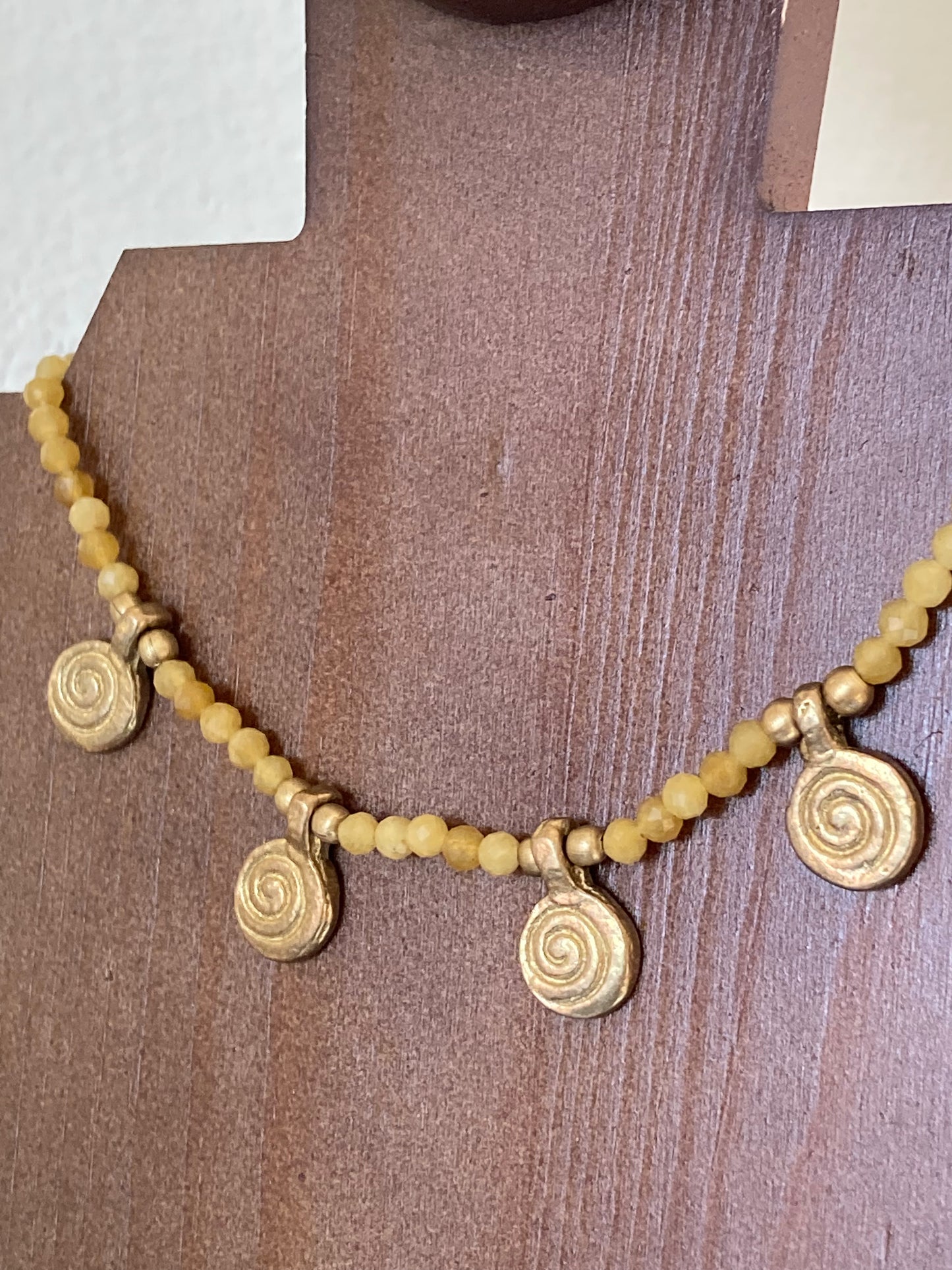 Collana in Stile Etnico con Pietre Sfaccettate e Pendenti in Ottone Naturale