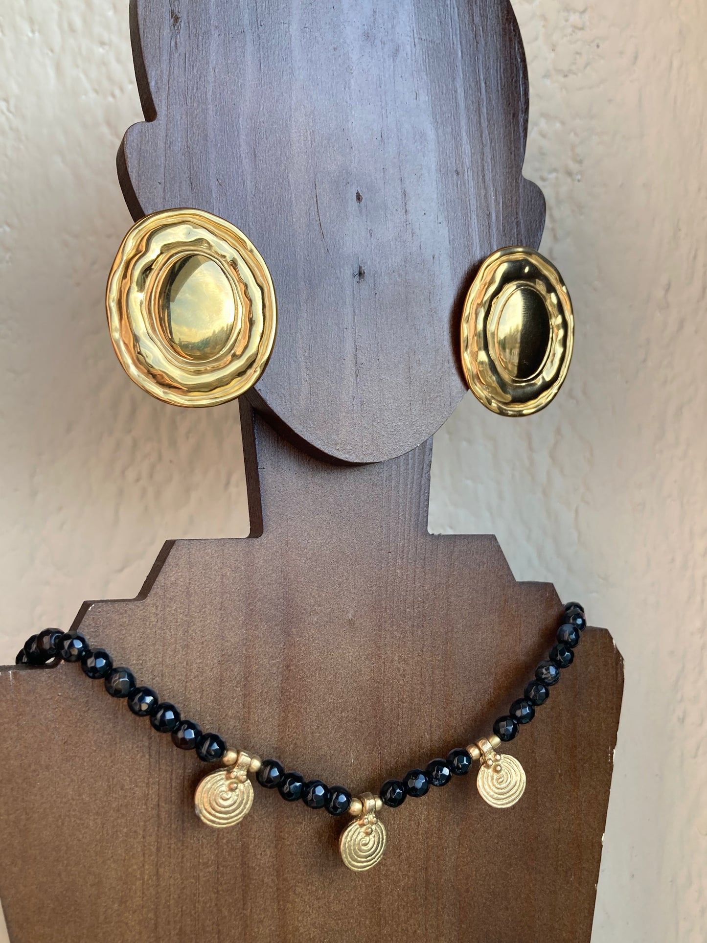 Collana in Stile Etnico con Pietre Nere  Sfaccettate e Pendenti in Ottone