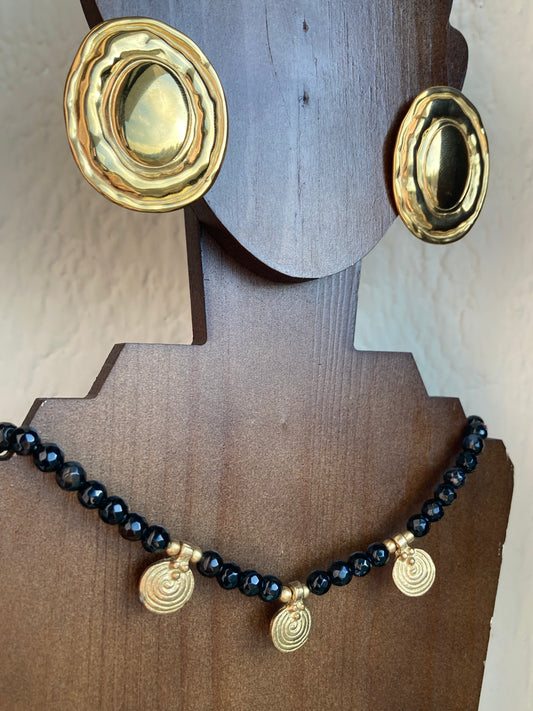 Collana in Stile Etnico con Pietre Nere  Sfaccettate e Pendenti in Ottone