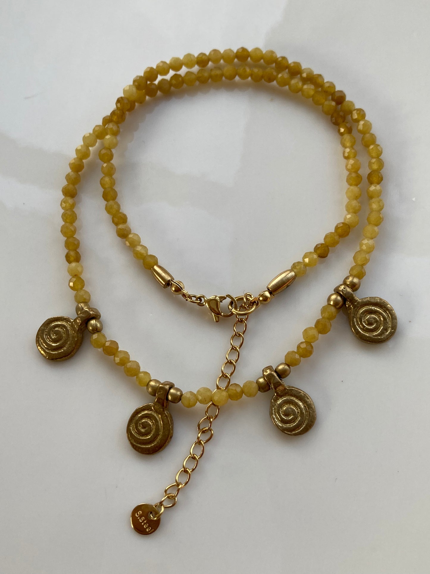 Collana in Stile Etnico con Pietre Sfaccettate e Pendenti in Ottone Naturale