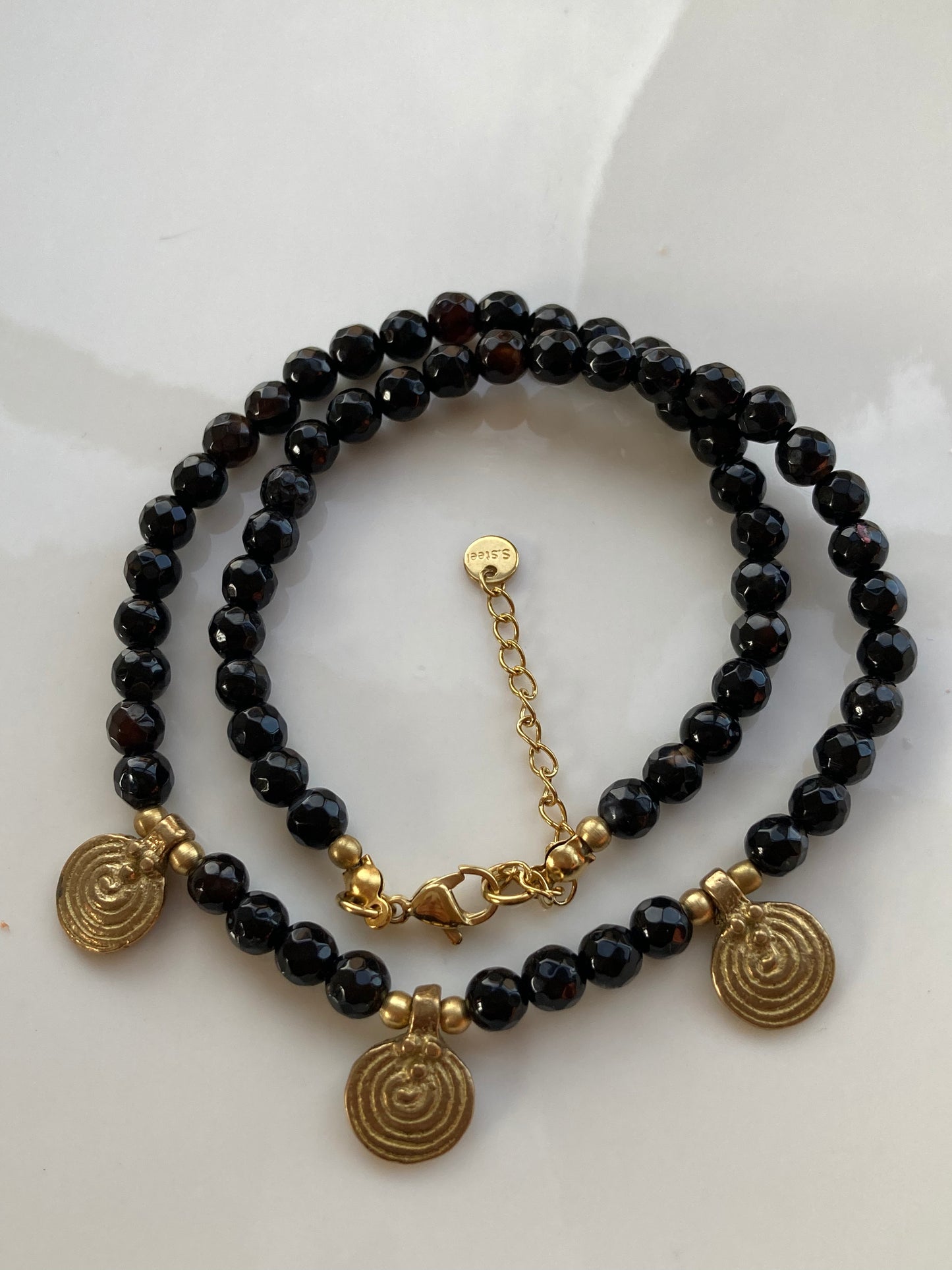 Collana in Stile Etnico con Pietre Nere  Sfaccettate e Pendenti in Ottone