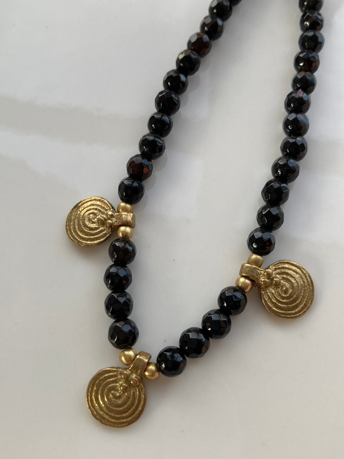 Collana in Stile Etnico con Pietre Nere  Sfaccettate e Pendenti in Ottone
